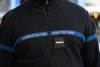 Un adulte en veste bleu marine porte une inscription “ADMINISTRATION PÉNITENTIAIRE” sur une bande horizontale bleue. Le décor intérieur est lumineux et semble accueillir plusieurs agents. L’atmosphère évoque un événement professionnel. Il s'agit decérémonie des voeux au personnel des forces de l'ordre et de secours des Bouches-du-Rhône. - Agrandir l'image 9 sur 18, fenêtre modale