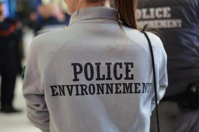 Une personne de dos porte une veste gris clair marquée “POLICE ENVIRONNEMENT”. Elle est dans un espace intérieur lumineux, au milieu d’autres agents en uniformes. Les personnes discutent ou se déplacent autour d’elle, donnant l’impression d’un événement officiel. Il s'agissait de la cérémonie des voeux au personnel des forces de l'ordre et de secours des Bouches-du-Rhône. - Agrandir l'image 1 sur 18, fenêtre modale