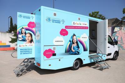 Vue extérieur du bus PMI du Département - Agrandir l'image 1 sur 2, fenêtre modale