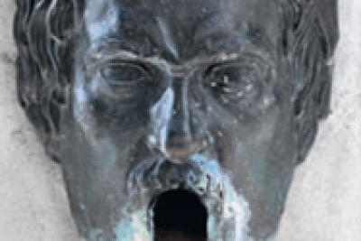 une tête d'homme en bronze avec la bouche d'où s'écoule l'eau - Agrandir l'image 2 sur 8, fenêtre modale