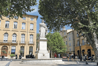 grande fontaine surmontée d'une statue visiblement d'un roi, homme couronnée, au centre d'une place - Agrandir l'image 4 sur 8, fenêtre modale
