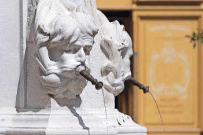 une tête d'homme en pierre d'où s'écoule l'eau - Agrandir l'image 6 sur 8, fenêtre modale