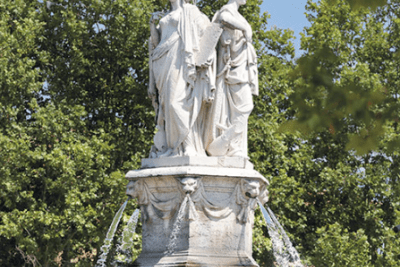 des femmes drapées au centre de la fontaine, à leur pied des tête animalière laisse s'échapper l'eau - Agrandir l'image 7 sur 8, fenêtre modale