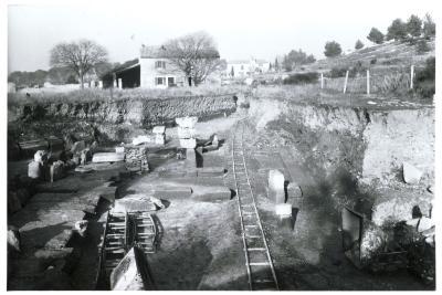 chantier avec des pierres excavées et des rails au sol - Agrandir l'image 4 sur 5, fenêtre modale