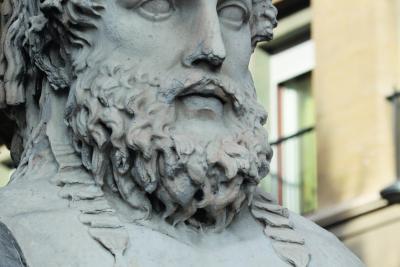 Statue d'un buste gravé "euthymenes", un homme barbu - Agrandir l'image 3 sur 3, fenêtre modale