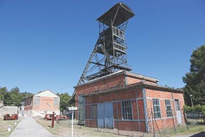 bâtiment de brique orange surmonté d'une tour métallique - Agrandir l'image 7 sur 7, fenêtre modale