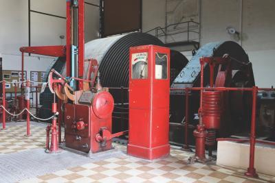 grosse turbine avec un mécanisme rouge devant - Agrandir l'image 5 sur 7, fenêtre modale