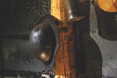 casque en fer, lampe et gourde accrochés à un poteau de bois - Agrandir l'image 4 sur 7, fenêtre modale