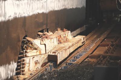 mécanisme souterrain s'enfonçant dans un mur, posé sur un rail - Agrandir l'image 1 sur 7, fenêtre modale