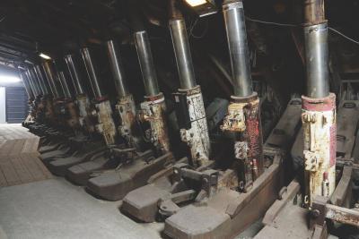 pluiseurs vérins immenses alignés les uns après les autres - Agrandir l'image 2 sur 7, fenêtre modale