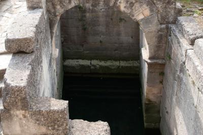 petite arche de pierre se reflétant dans l'eau coulant dessous - Agrandir l'image 1 sur 5, fenêtre modale