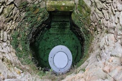 un puit avec une eau cristalline au fond - Agrandir l'image 2 sur 5, fenêtre modale