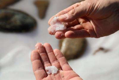 sel cristalisé dans les mains d'un homme - Agrandir l'image 2 sur 7, fenêtre modale