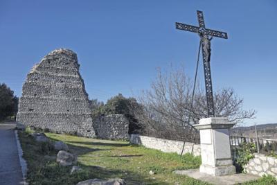 une croix surmonté de jesus près de vestige de pierre - Agrandir l'image 4 sur 5, fenêtre modale