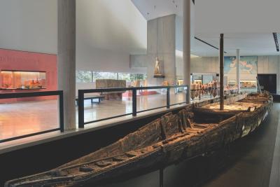 Un bateau antique de 31 mètres, est exposé dans un musée, illustrant l'importance d'Arles dans le commerce de l'époque. Le bateau est très bien conservé. - Agrandir l'image 3 sur 4, fenêtre modale