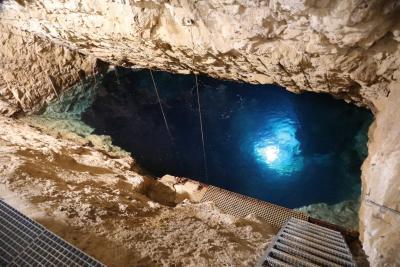 cavité dans la roche d'où l'on aperçoit l'eau submergeant la grotte - Agrandir l'image 6 sur 6, fenêtre modale