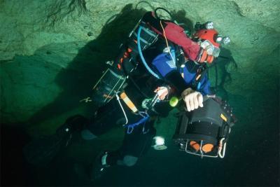 plongeur sous la roche, avec bouteille - Agrandir l'image 3 sur 6, fenêtre modale