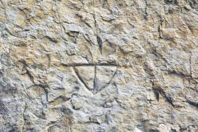 dessin de deux triangles l'un contre l'autre gravés dans la pierre - Agrandir l'image 6 sur 7, fenêtre modale