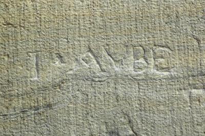 des lettres gravées dans la roche - Agrandir l'image 7 sur 7, fenêtre modale