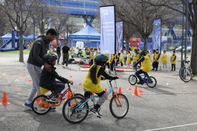 Enfants en gilet jaune apprenant à faire du vélo sur une zone délimitée par des cônes. - Agrandir l'image 5 sur 15, fenêtre modale