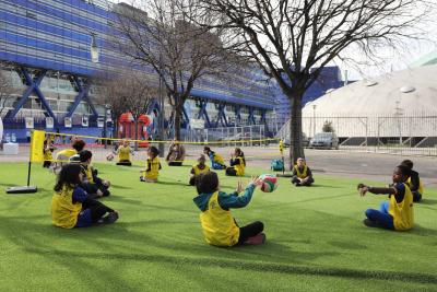 Enfants assis en cercle pratiquant le volley assis sur gazon synthétique. - Agrandir l'image 1 sur 15, fenêtre modale
