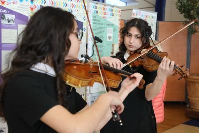 Violonistes dans le cadre des commémorations des 110 ans du génocide arménien - Agrandir l'image 6 sur 9, fenêtre modale