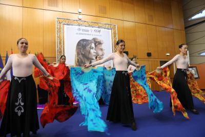 Danseuses dans le cadre des commémorations des 110 ans du génocide arménien - Agrandir l'image 8 sur 9, fenêtre modale