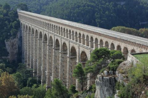 l'aqueduc, en pierre reliant les deux collines