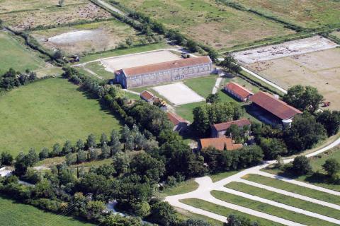 vue aérienne du mas de Cure, plusieurs bâtiments agricoles entourés de champs