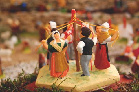 Santons en gros plan. Il s'agit d'une scène avec 6 santons qui dansent autour d'un poteau