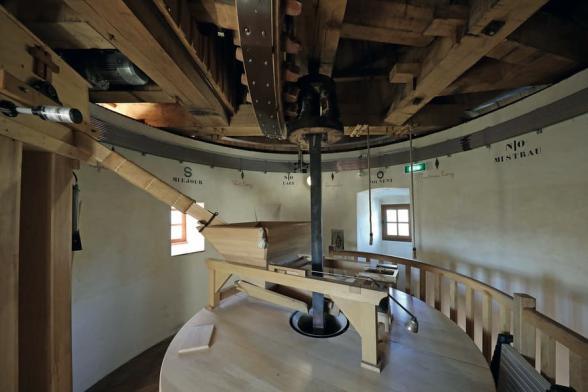 mécanisme avec tuyaux en bois amenant le grain jusqu'à la meule en pierre - Agrandir l'image, fenêtre modale