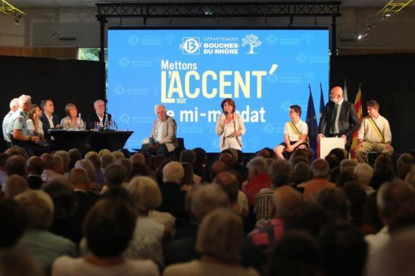 Vue la foule présente à Gémenos Personnes au micro lors de la réunion publique mi-mandat avec Martine Vassal sur scène