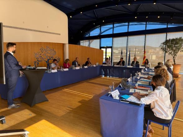Photo du jury du prix départemental de la recherche, assis autour d'une table en U dans une salle de l'HD13. Le Jury s'est réuni le 17 septembre. Les différents membres du jury ont ainsi sélectionné les 9 lauréats dans les 3 catégories de prix. - Agrandir l'image, fenêtre modale