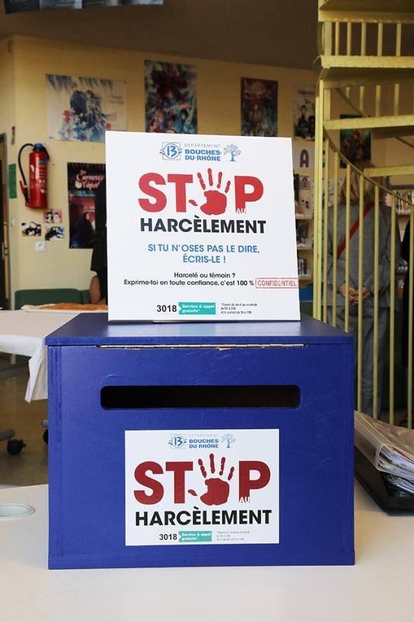 Zoom sur la boîte à maux nouveau dispositif départemental pour lutter contre le harcèlement scolaire ici installée dans une salle de classe du collège Jas de Bouffan à Aix-en-Provence - Agrandir l'image, fenêtre modale