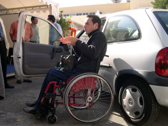 Bénévole associatif intervenant sur un stand de prévention routière - Agrandir l'image, fenêtre modale