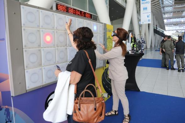 Femmes testant un outil de prévention routière à l'HD13 - Agrandir l'image, fenêtre modale