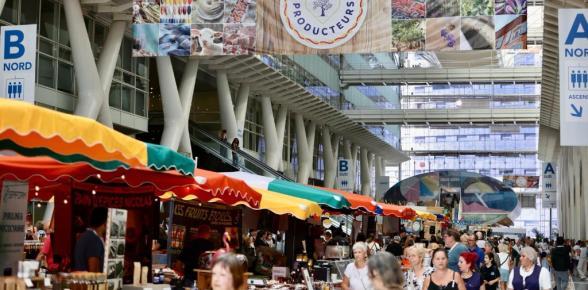Le public dans le hall de l'HD13 au premier salon Préférence Provence 