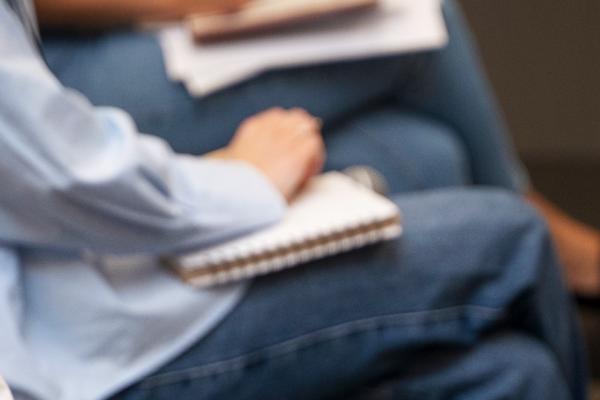 focus sur des journalistes en conférence de presse