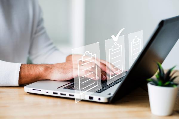 Photo d'illustration plateforme des marchés publics. Homme pianotant sur un clavier d'ordinateur.